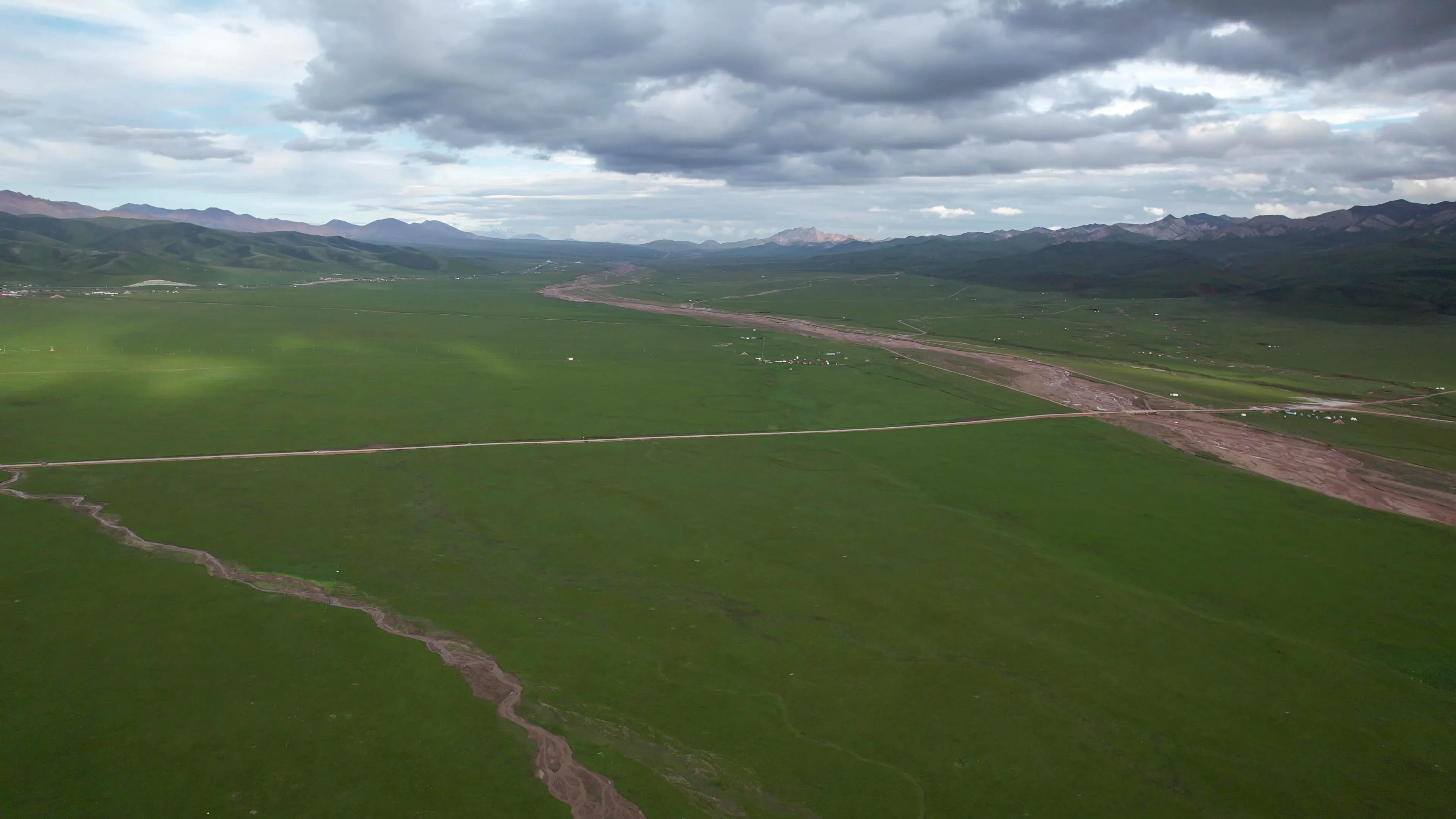 航拍祁连山大草原