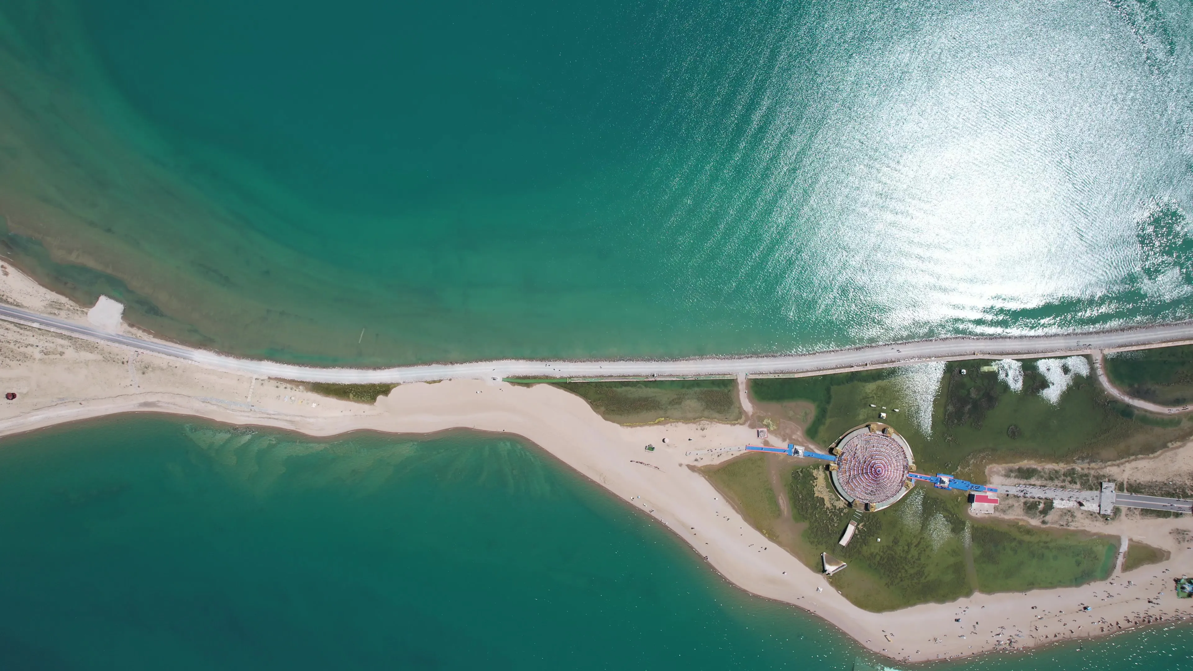 青海湖半岛东侧俯拍