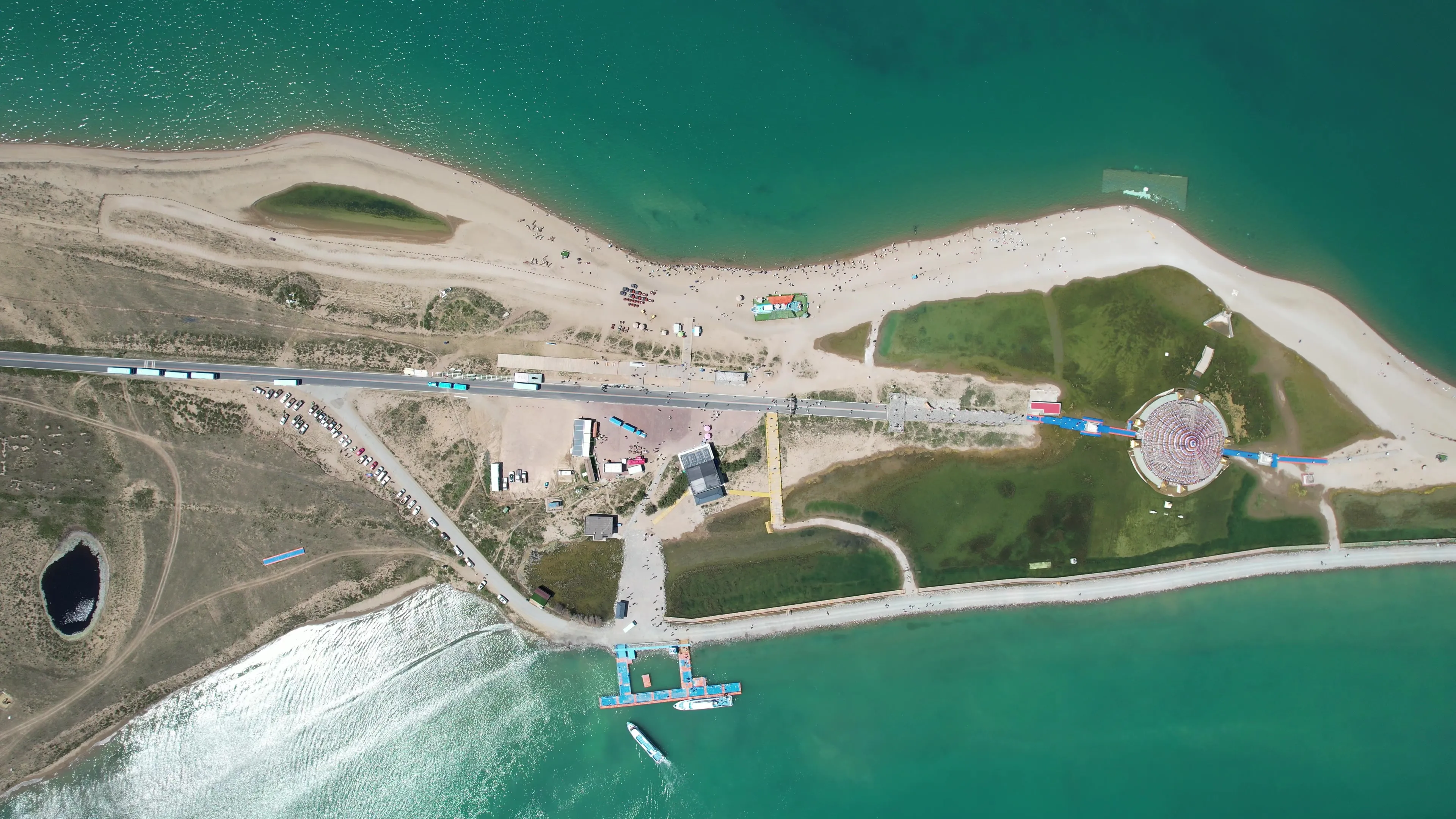 青海湖半岛中部俯拍