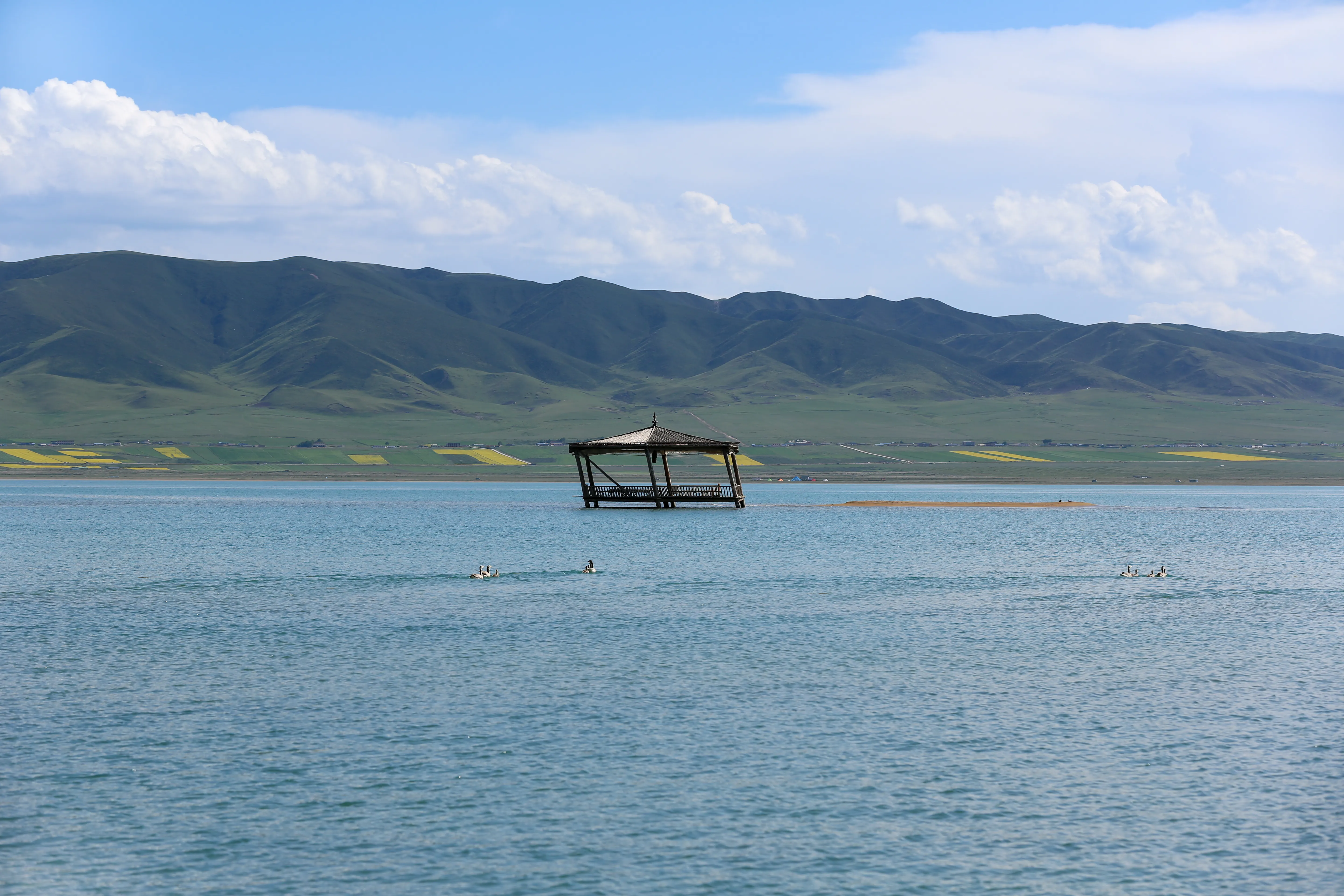 青海湖半岛东南部，感觉随时要塌掉的小亭子
