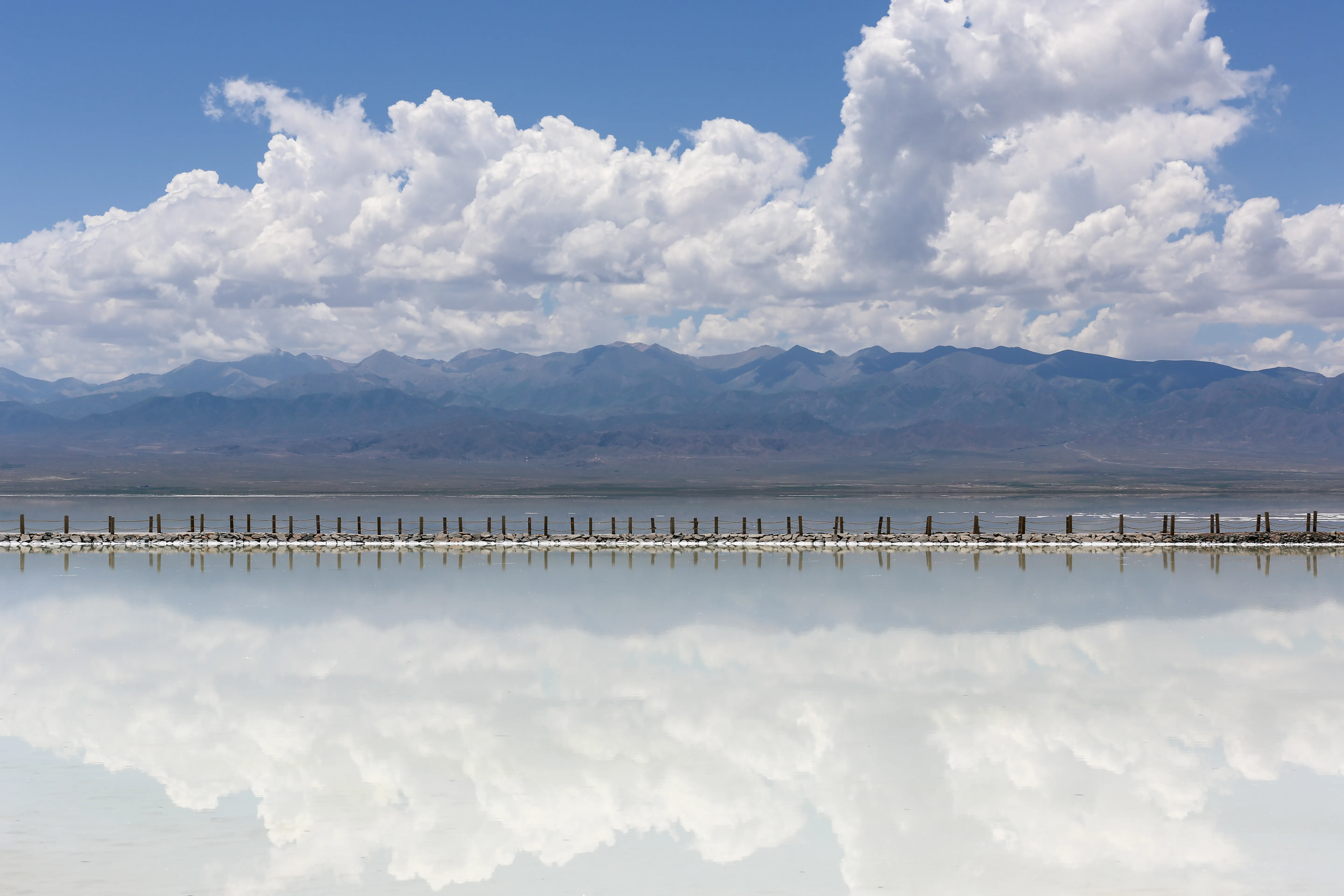 空无一人的徒步栈道