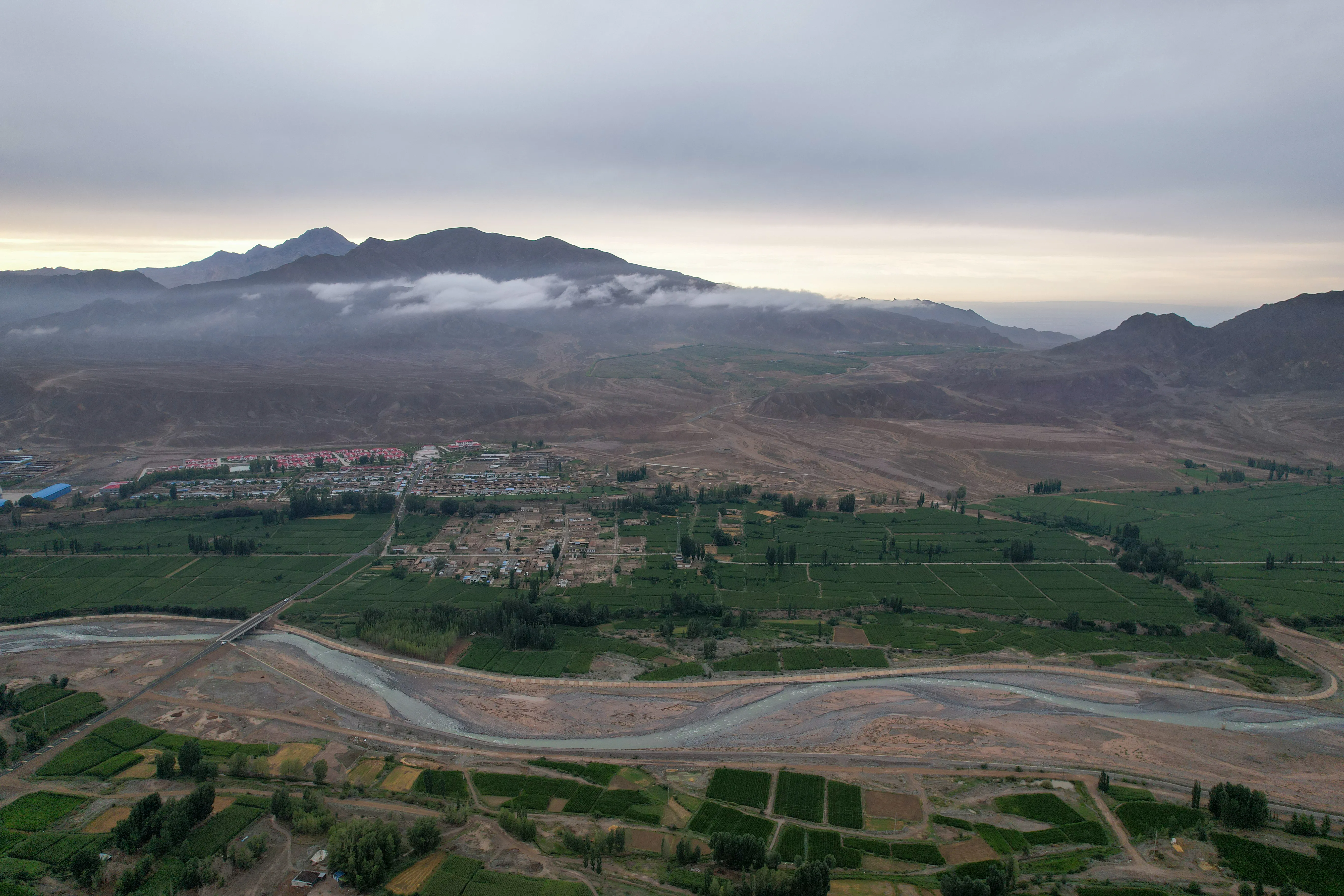 七彩丹霞附近的旅游小镇
