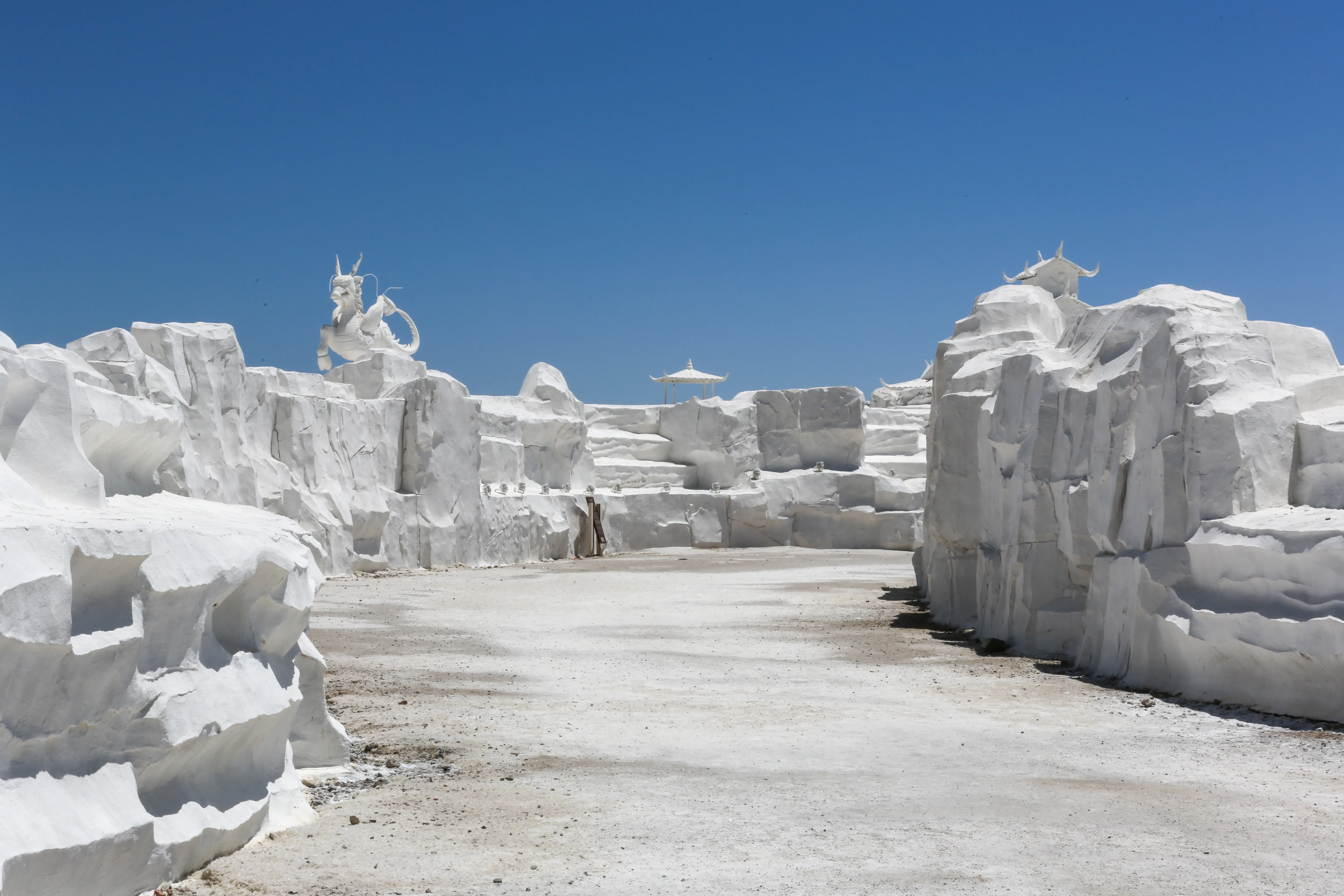 盐塑群背后的通道