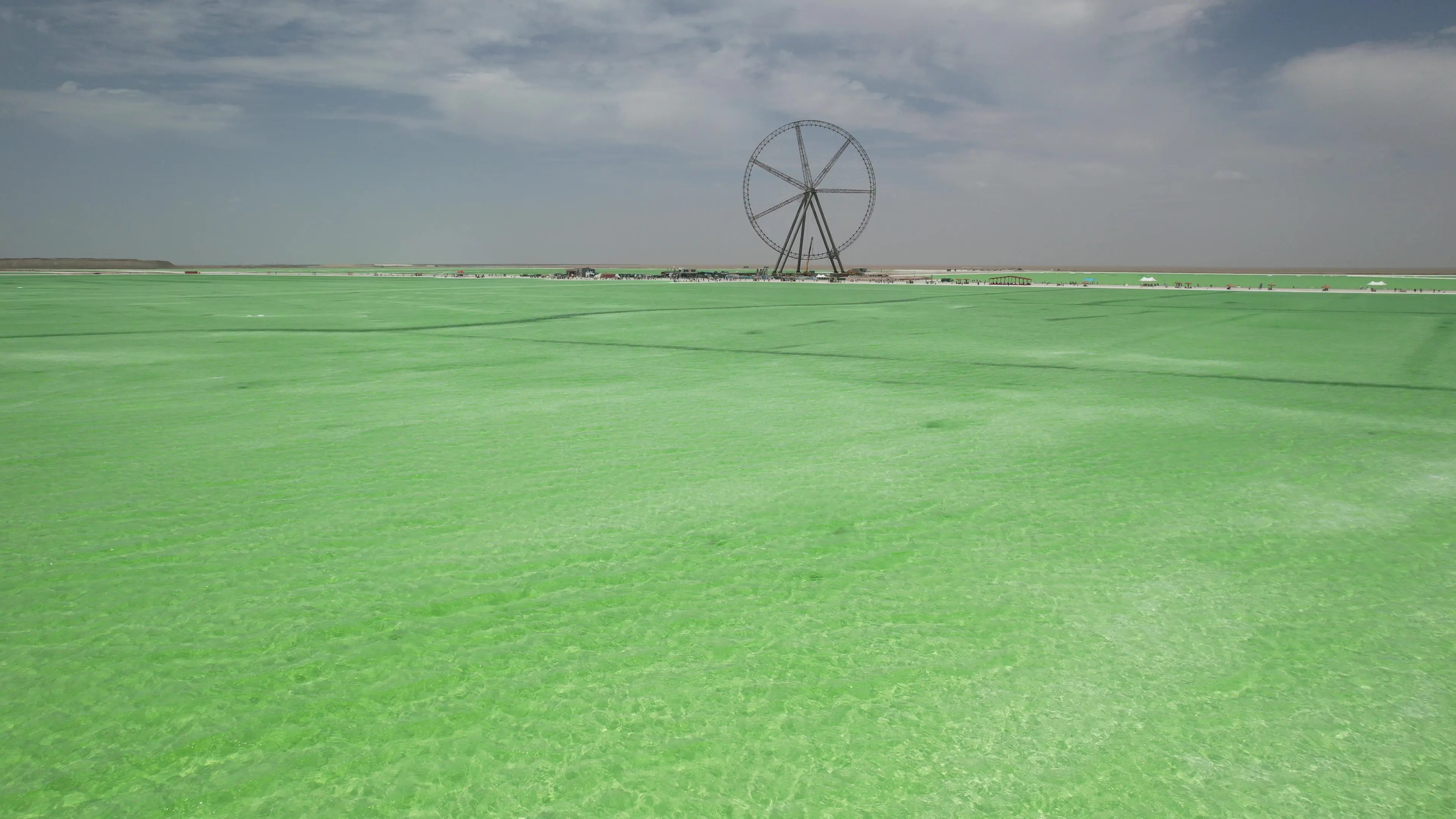 航拍察尔汗盐湖