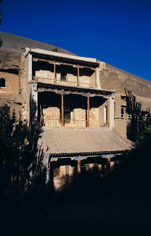 016 017 窟外景 图源 敦煌研究院