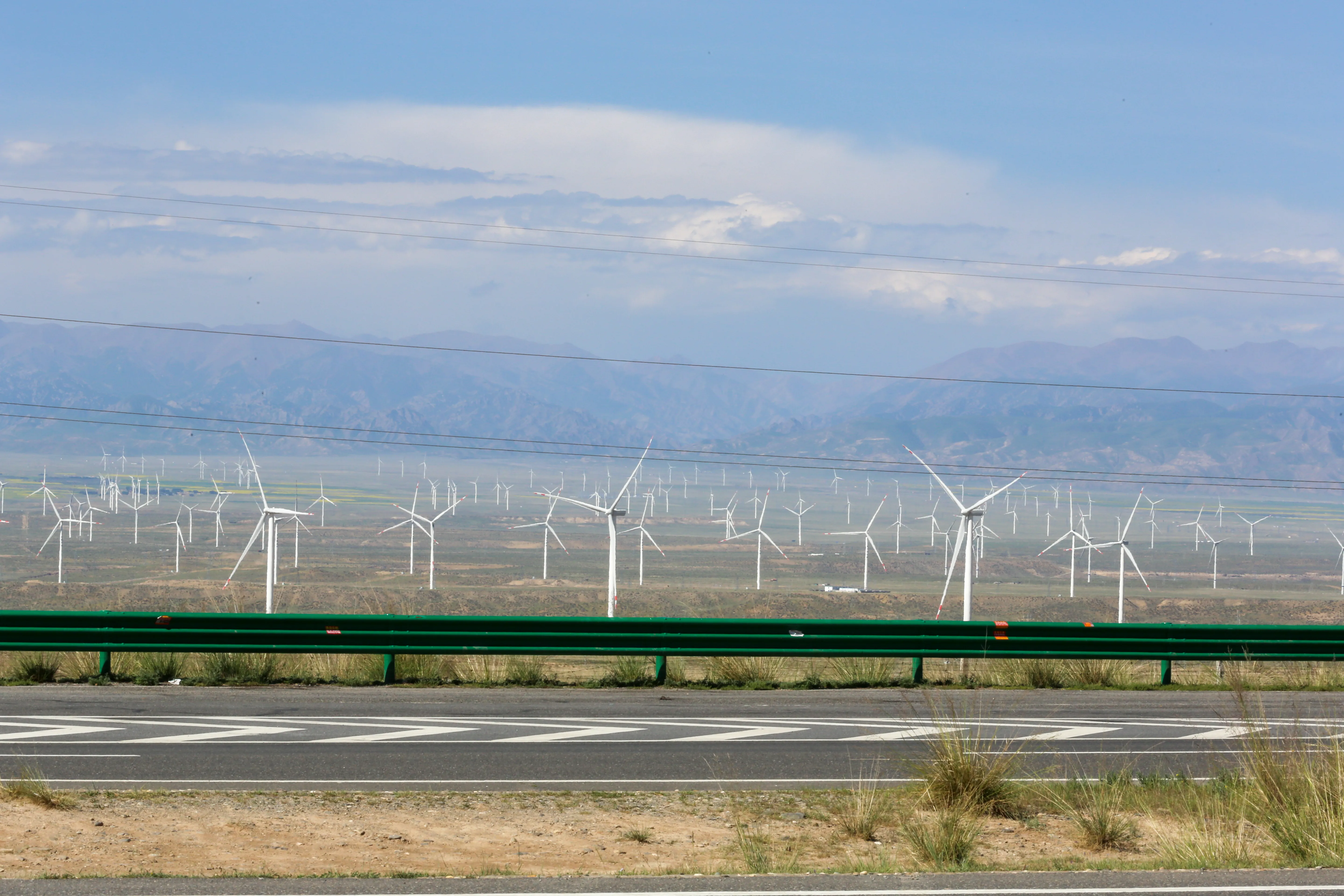 山口下的风力发电机群