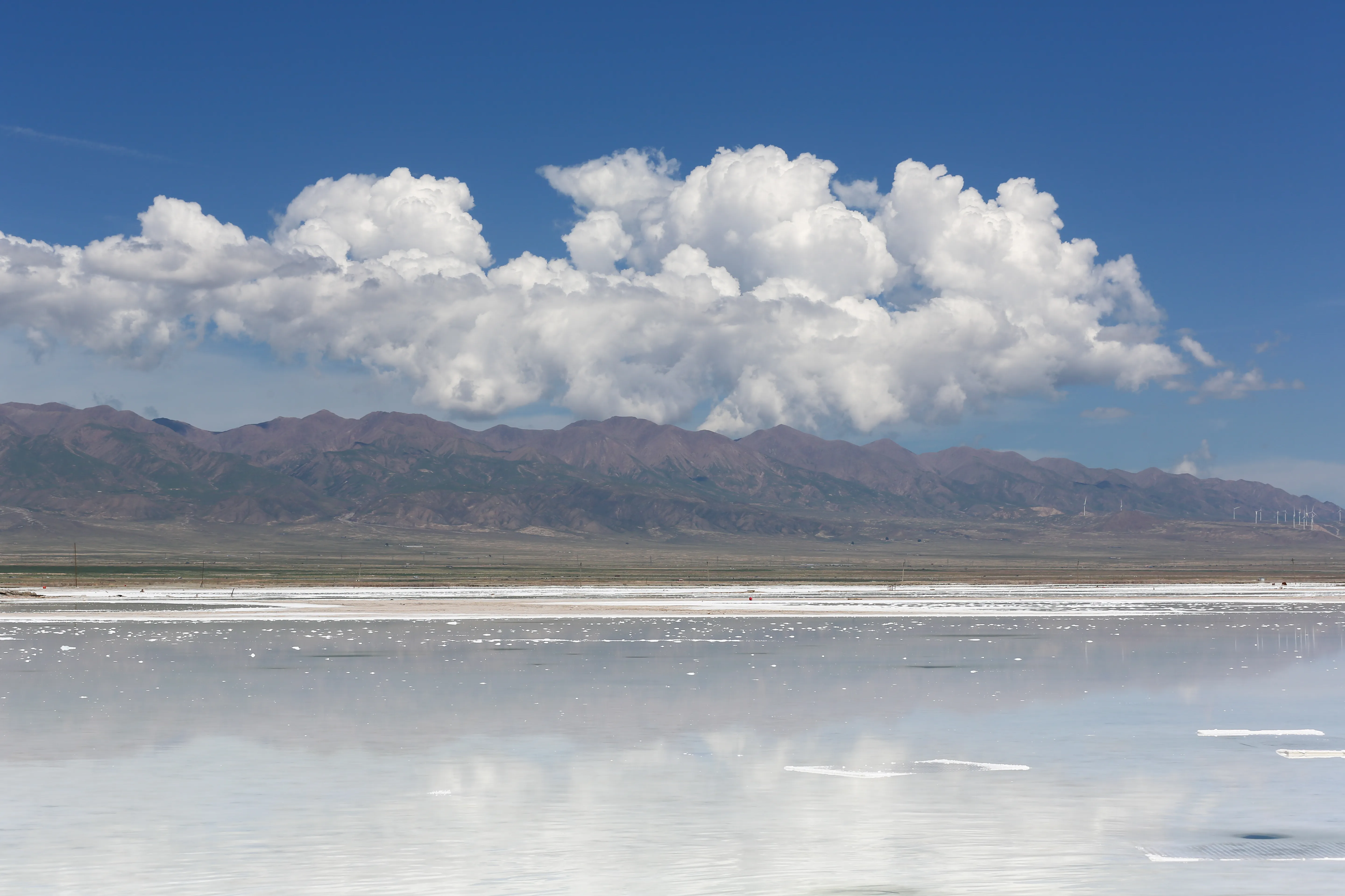 茶卡盐湖和远方的祁连山脉