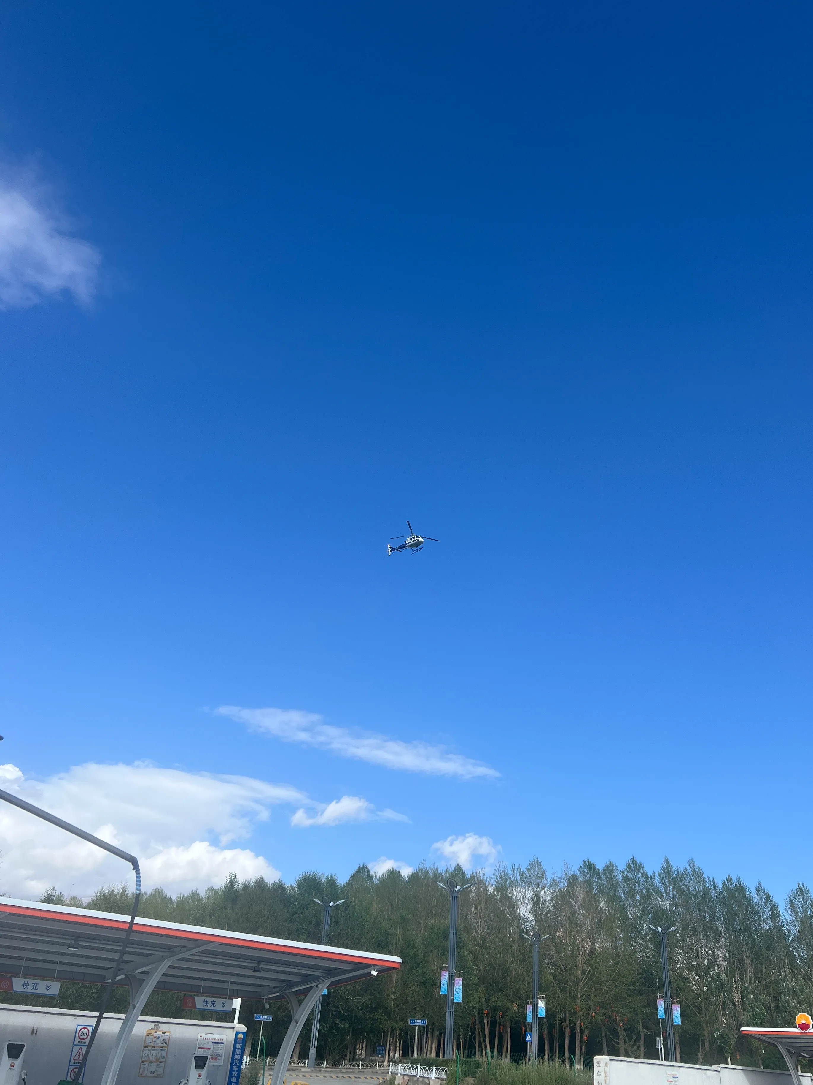 大柴旦加油的时候遇到的直升机