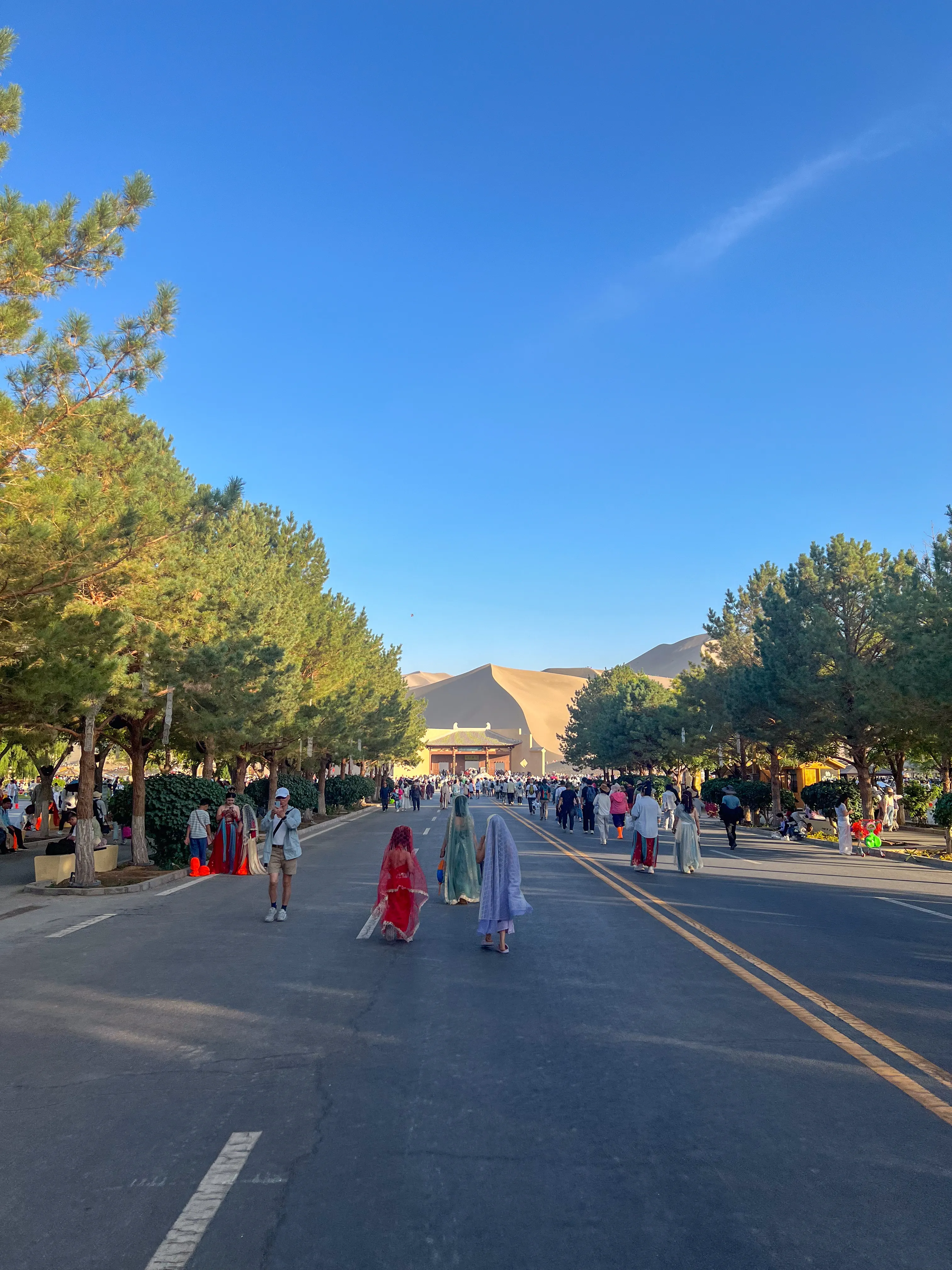进入鸣沙山景区