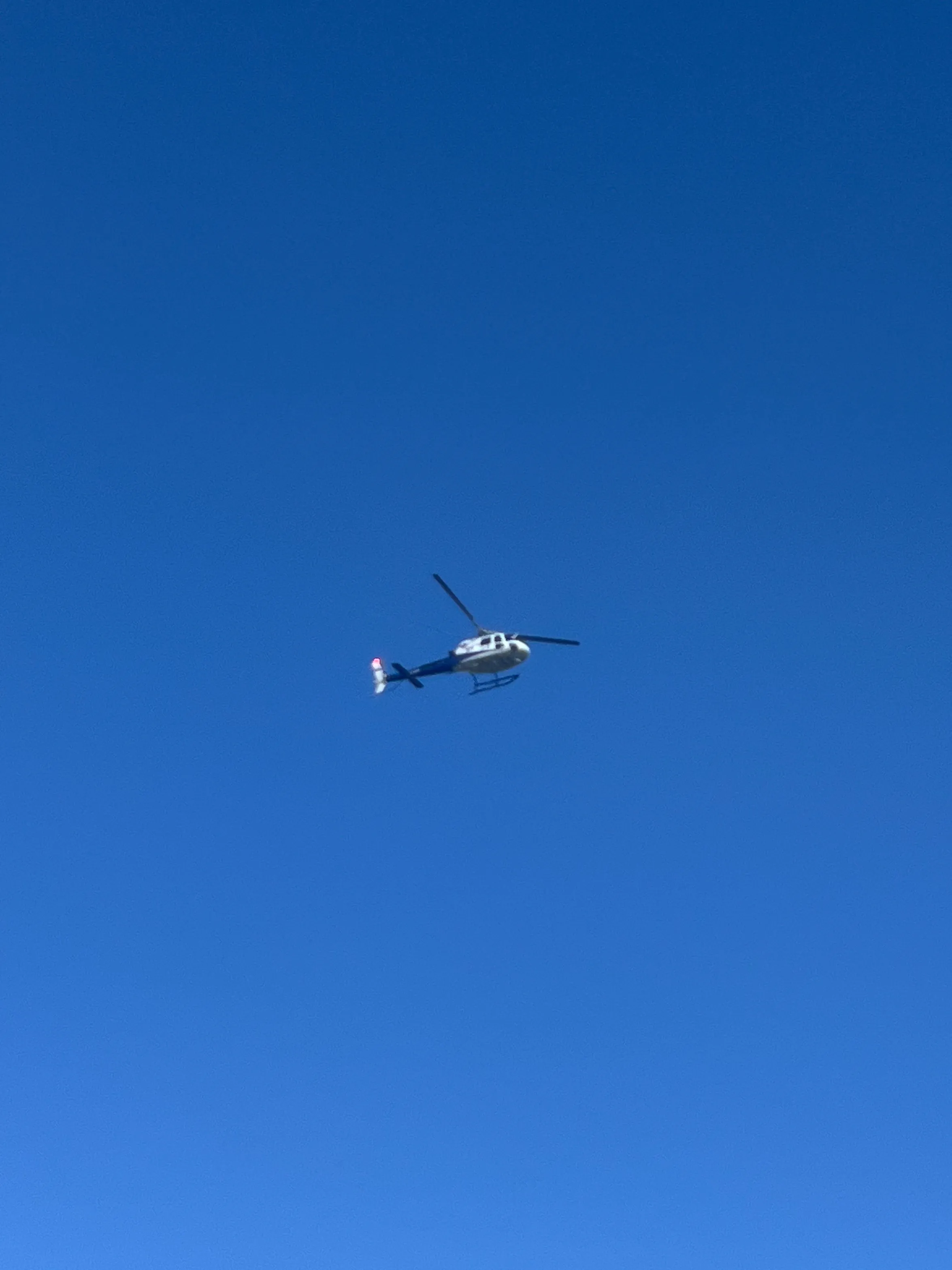 大柴旦加油的时候遇到的直升机