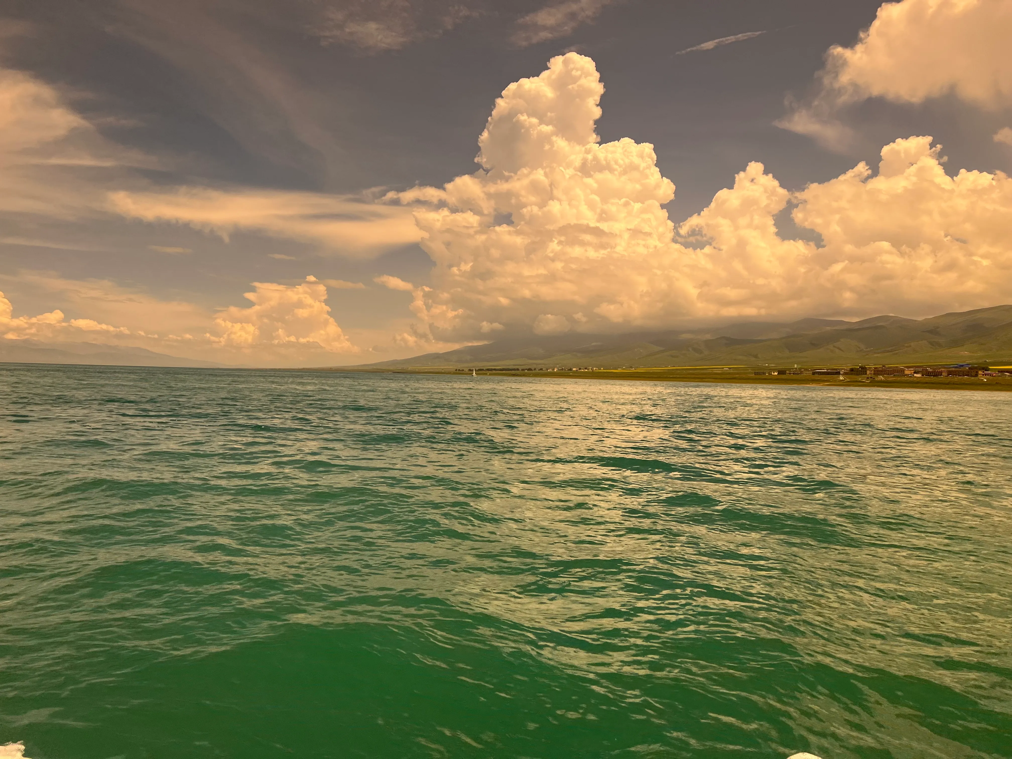 坐船前往半岛，贴着棕色舷窗所摄