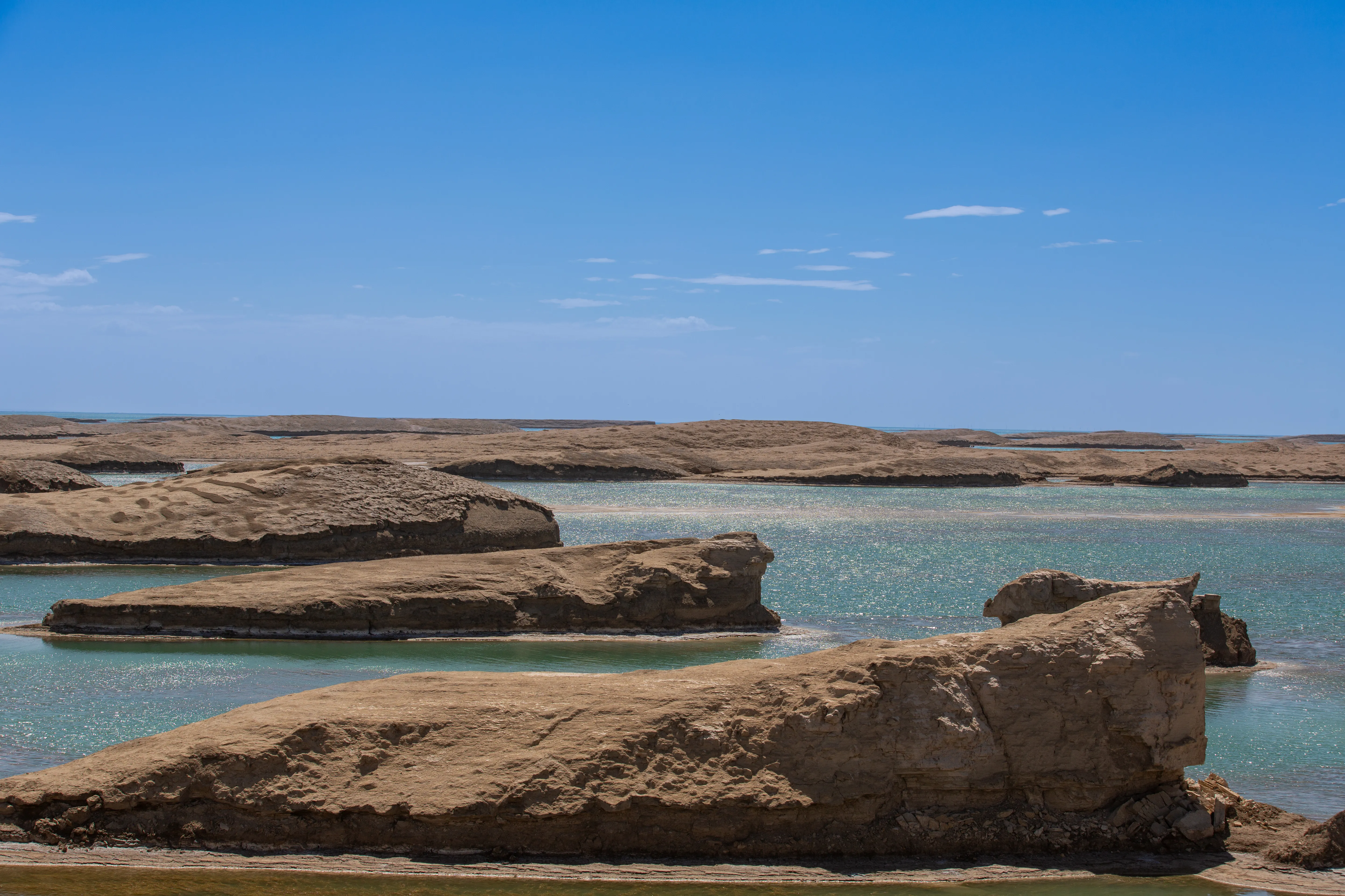 爬上附近的雅丹后所摄