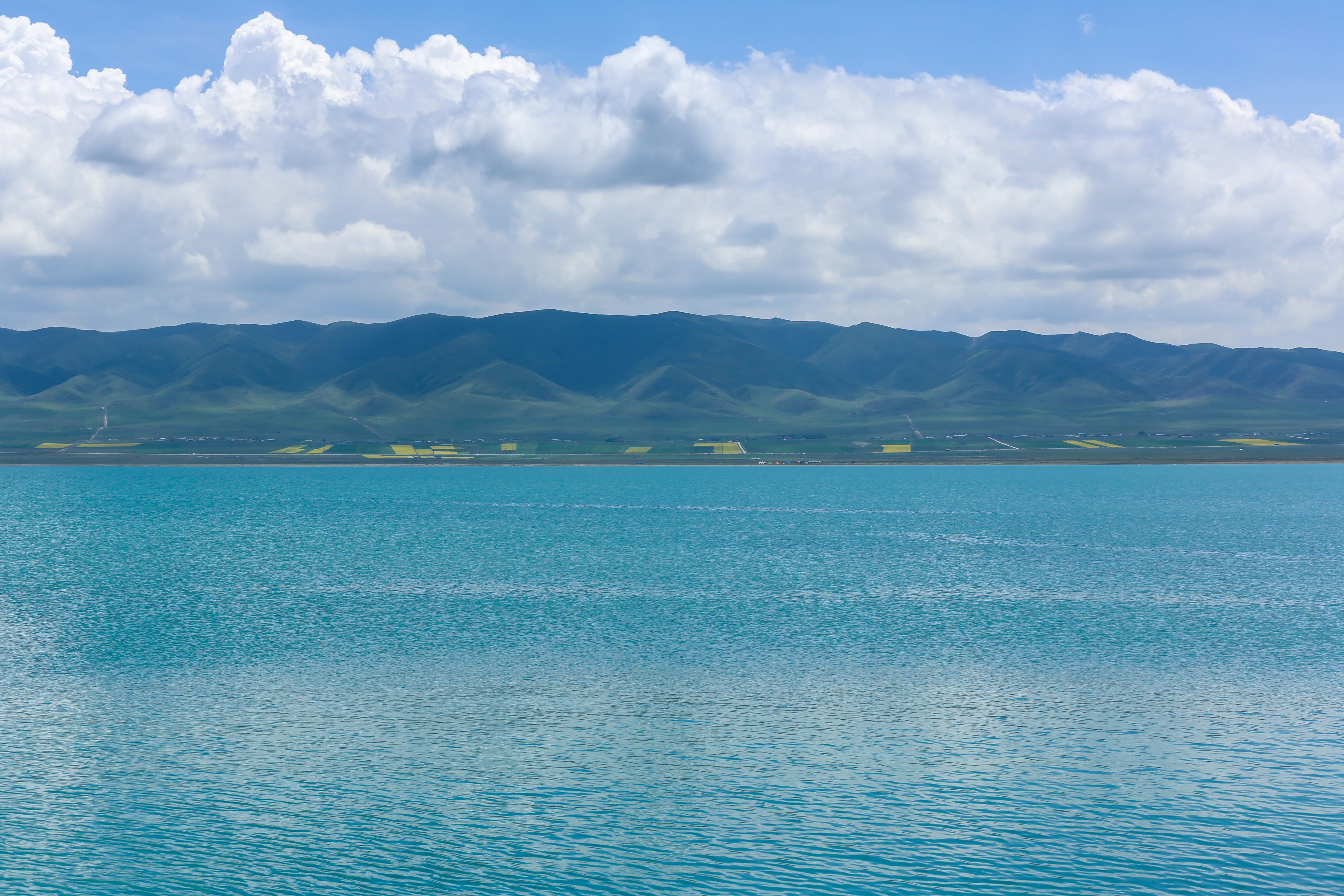 到达目的地后拍摄对岸