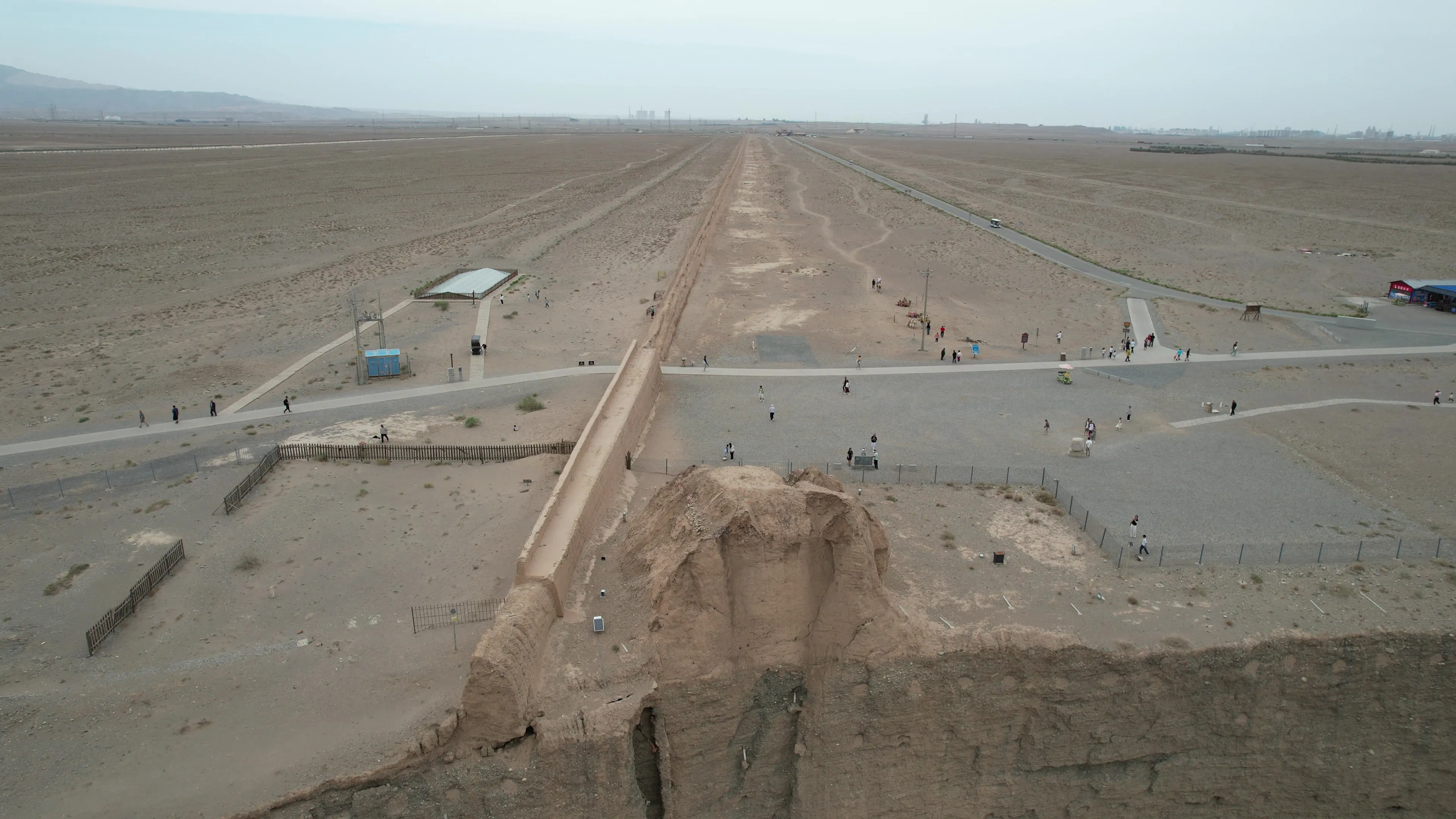 航拍天下第一墩，以及其正北方的长城旧址