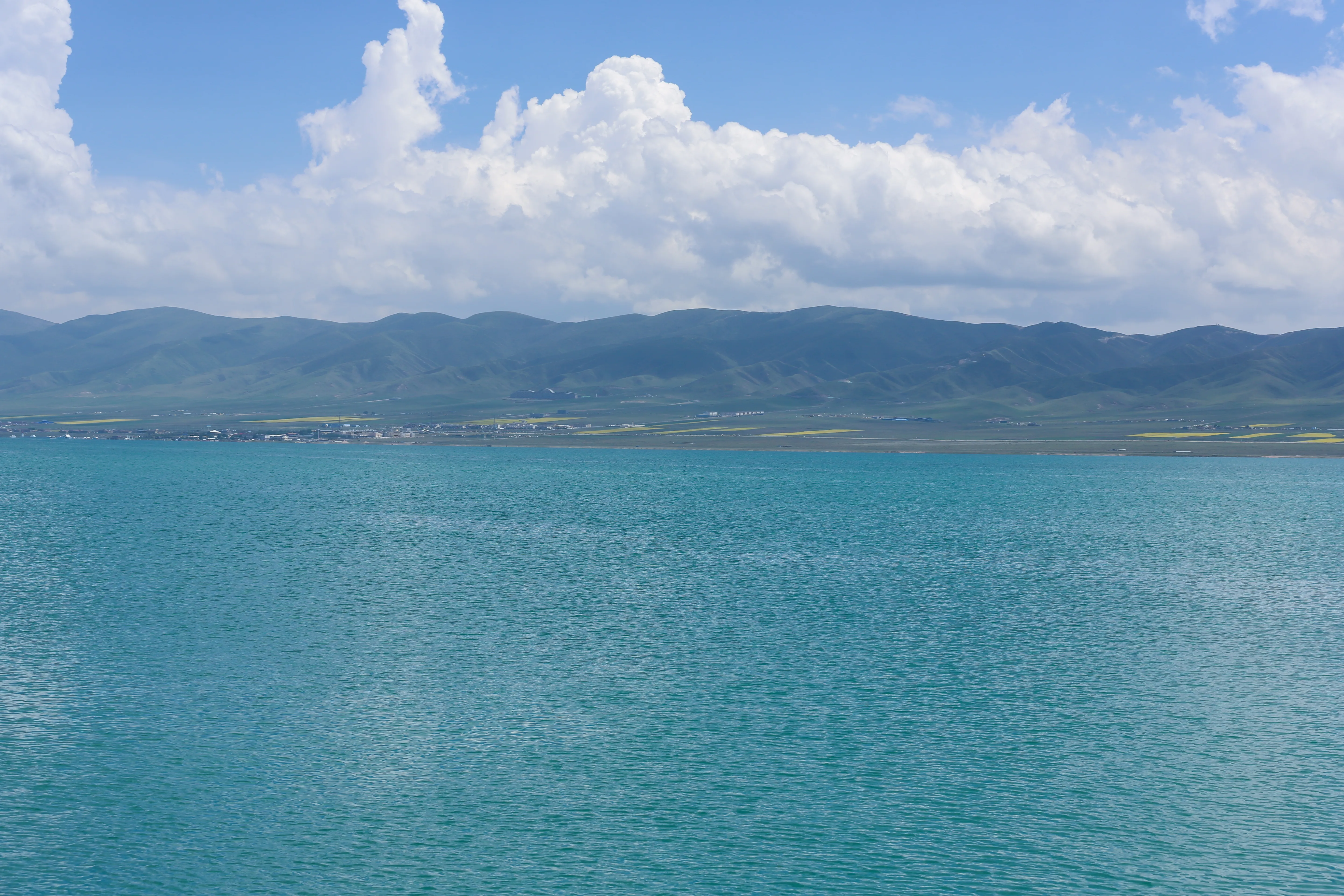 对岸的小镇和游客中心