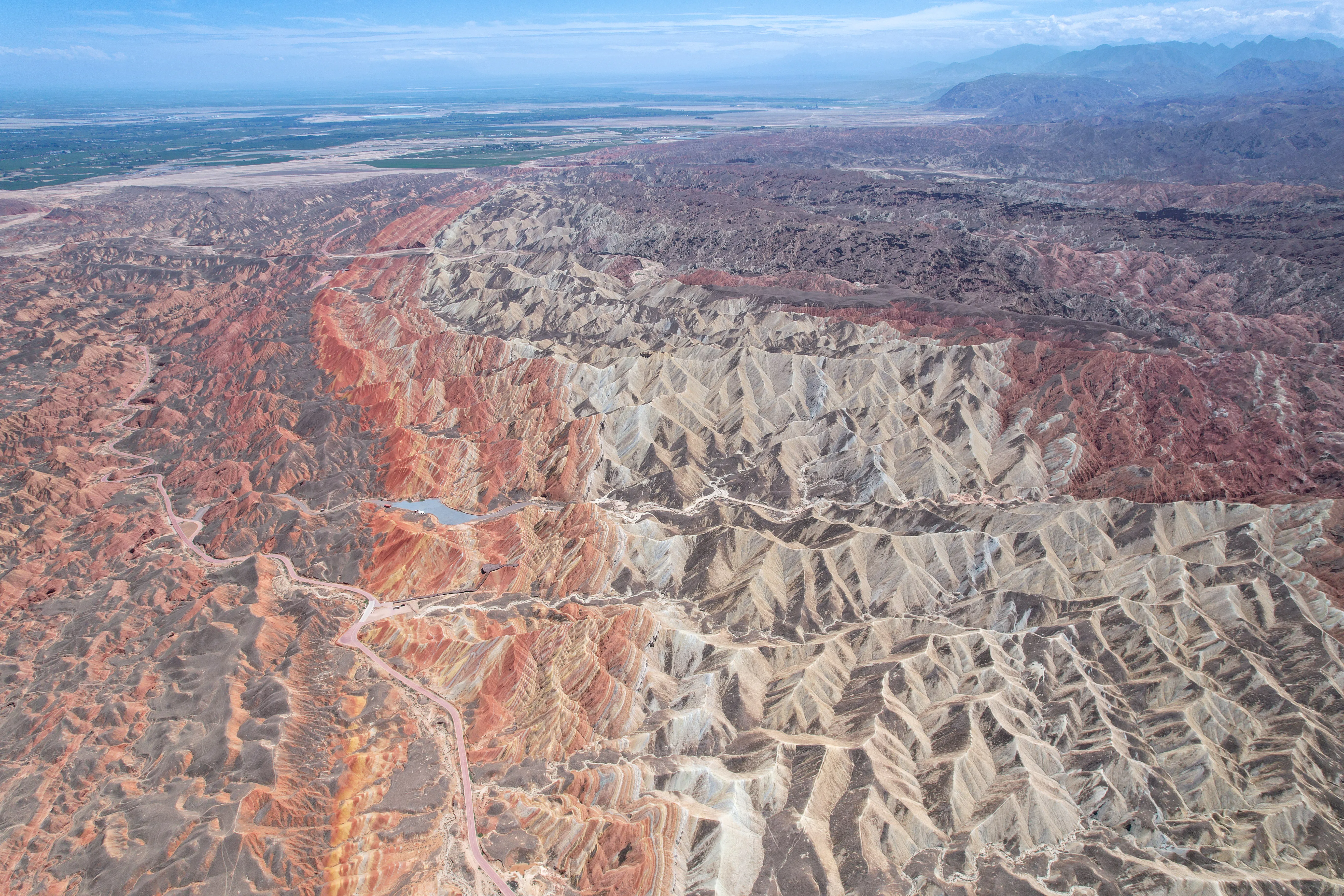 绵延数十公里的丹霞